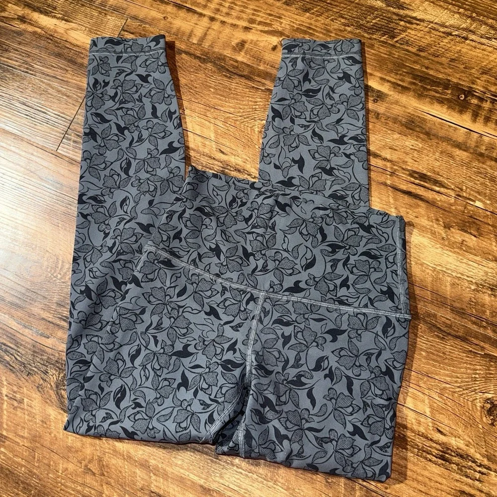 Lululemon‎ Grey Floral Align High Rise Crop Athletic Leggings Women's Size 4